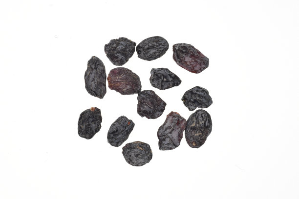 白色背景上的干蓝莓图片下载