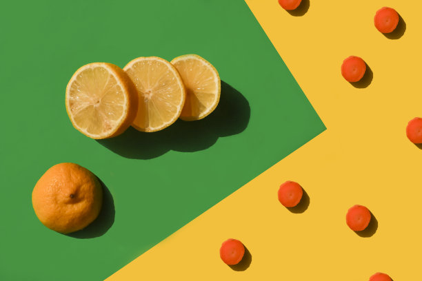 胡萝卜图案与柠檬片库存照片图片下载