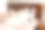 一个怀孕的女孩坐在家里的床上，在她的肚子上涂了一层抗妊娠纹霜。怀孕、做母亲、准备和期待的概念图片下载