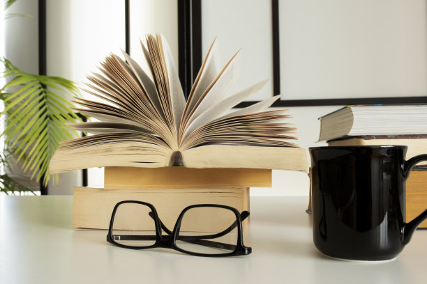 书，眼镜和咖啡杯图片下载