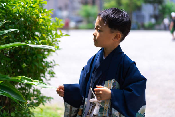 一个男孩穿着和服走在外面图片下载