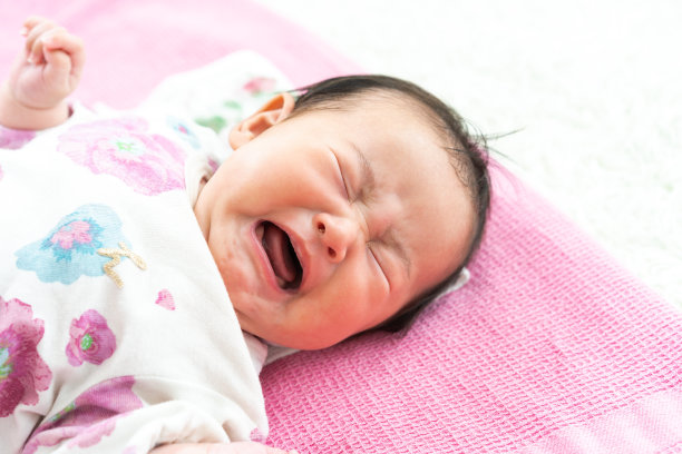 哭泣的婴儿在地板上图片下载