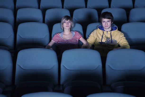 一对情侣在空荡荡的电影院图片下载