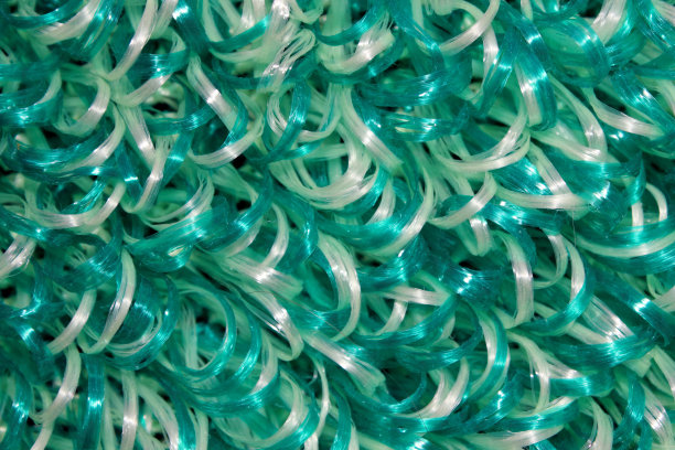 蓝色毛巾特写。从顶上看。纹理。背景。抽象。针织毛巾。自我保健。该毛巾由丙烯线制成图片下载