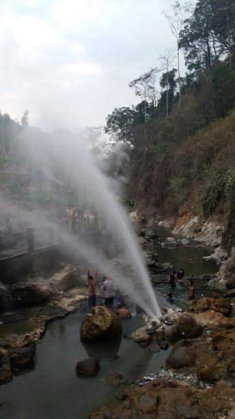 河里的热水从地下冒出来的照片图片下载