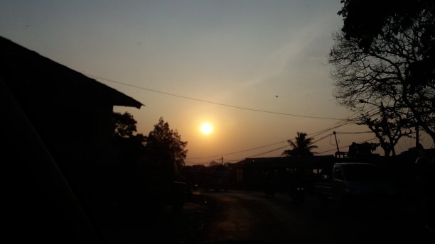 日出背景的街道照片图片下载