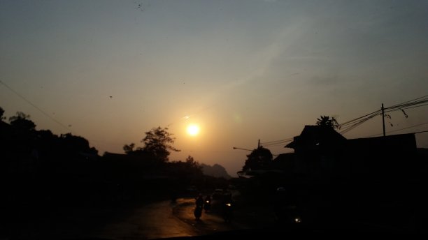 日出背景的街道照片图片下载