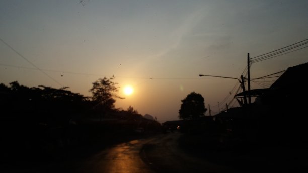 日出背景的街道照片图片下载