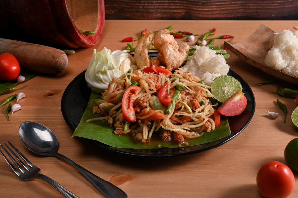 木制背景上的绿色木瓜沙拉。泰国菜的概念。图片下载