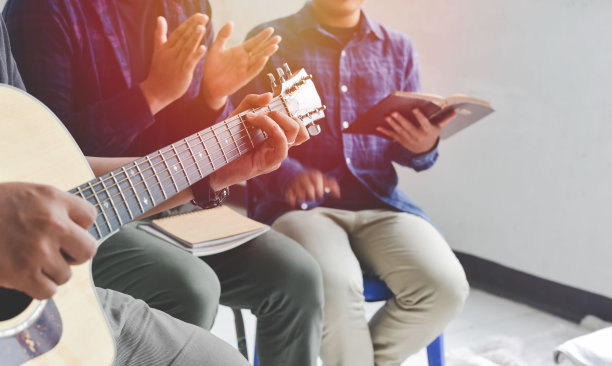 基督教家庭在家里敬拜上帝，用吉他和圣经。赞美崇拜观念图片下载