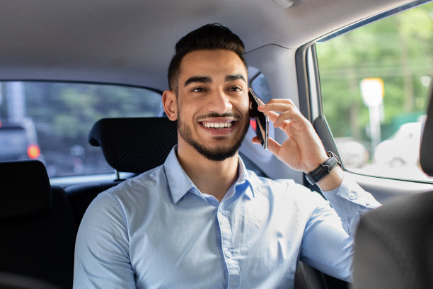 快乐的中东经理在手机上与商业伙伴交谈图片下载