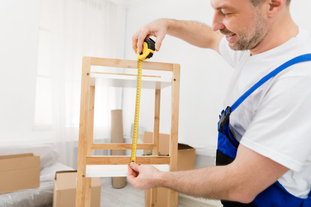 男木匠在工作服制作家具量柜货架室内图片下载