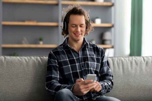 千禧一代在家戴着耳机听音乐图片下载