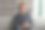 千禧一代在家戴着耳机听音乐图片下载