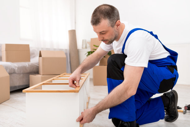 专业木匠修理货架组装家具室内图片下载