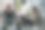 年轻人拿着手机坐在家里的地板上图片下载