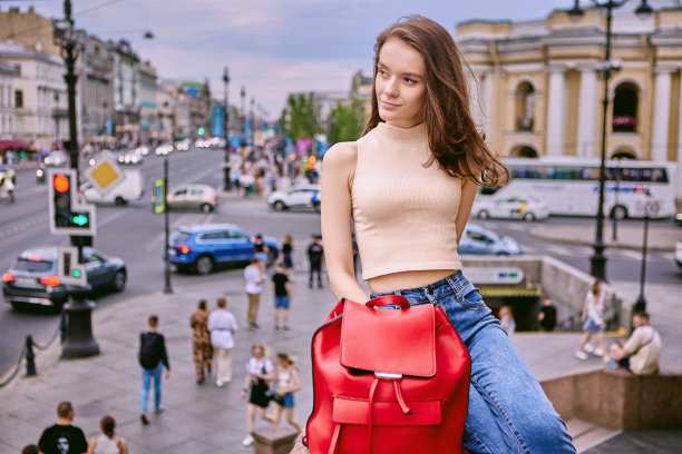 性感的年轻女性坐在附近的地下十字路口在白天。图片下载