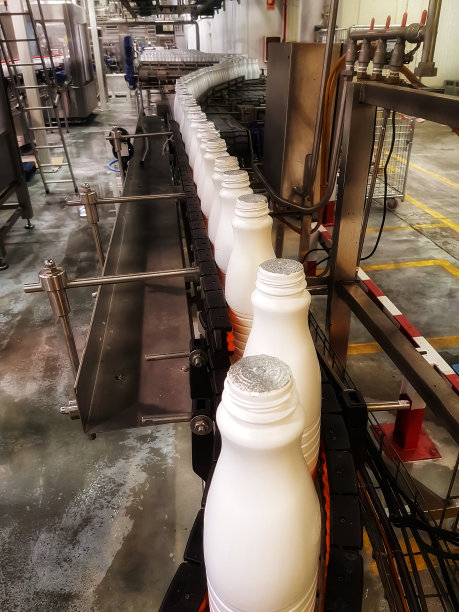 2019年6月14日，西班牙马德里:一家食品厂的铝制管道图片下载