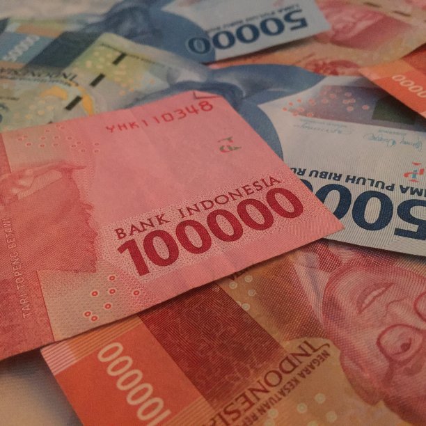 面值为50,000印尼盾(50.000,00卢比)和100,000印尼盾(100.000,00卢比)的印度尼西亚法定货币。图片下载