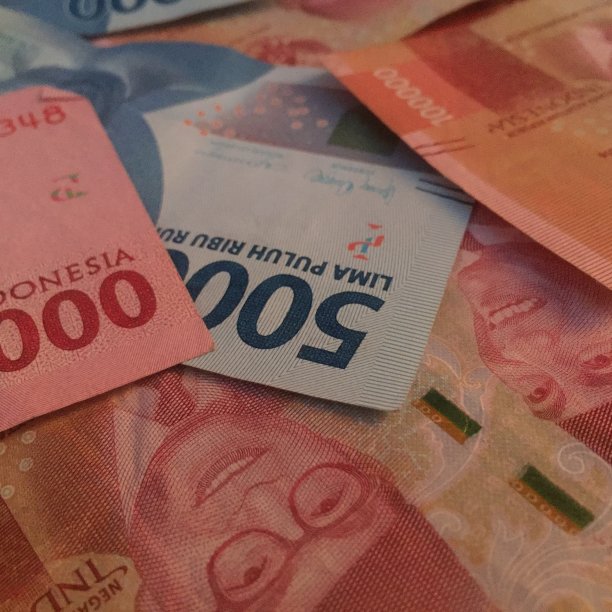 面值为50,000印尼盾(50.000,00卢比)和100,000印尼盾(100.000,00卢比)的印度尼西亚法定货币。图片下载
