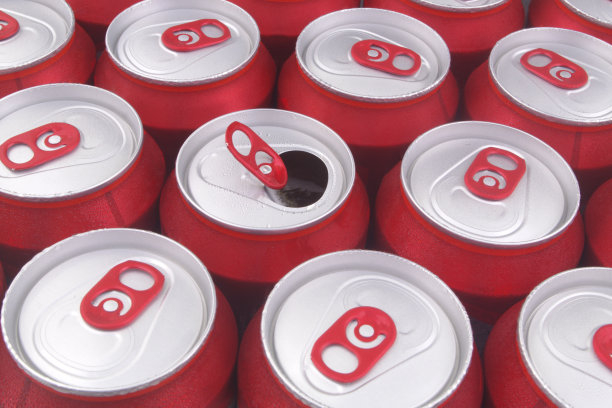 红色的锡罐靠近了。啤酒罐多密闭，一罐可打开。图片下载