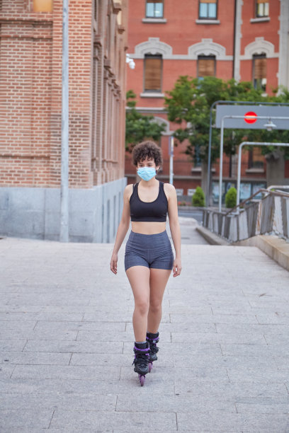拉丁女孩穿着直排冰鞋用面罩保护自己图片下载