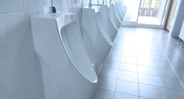 清洁公厕裁剪镜头，更换新的水槽。图片下载