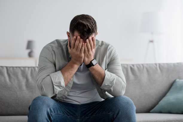 挫败感，精神错乱，心碎。心理问题，中年危机图片下载