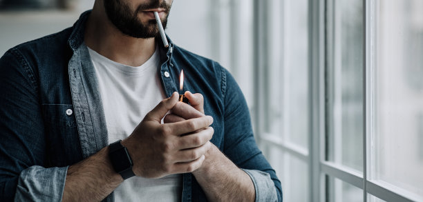 沮丧、压力大的年轻人吸烟，有不健康的习惯和烟瘾图片下载