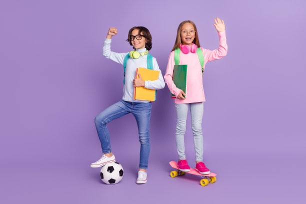 全长身体大小的观点流行的朋友友谊的友谊的孩子有乐趣孤立在明亮的紫罗兰紫色的颜色背景图片下载