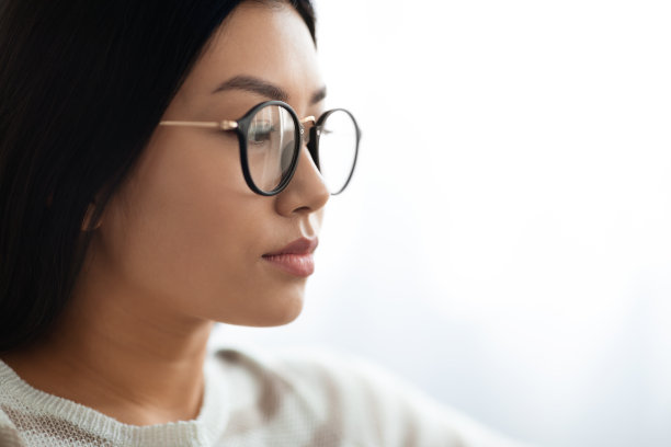 年轻美丽的亚洲妇女戴眼镜的特写肖像图片下载
