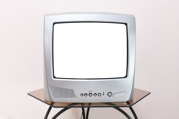 房间里的桌子上放着一台带有白色屏幕的复古电视，可以添加图像，背景是老式墙纸。图片下载