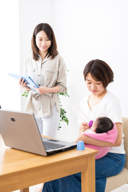 一个在办公室和孩子一起工作的女人图片下载