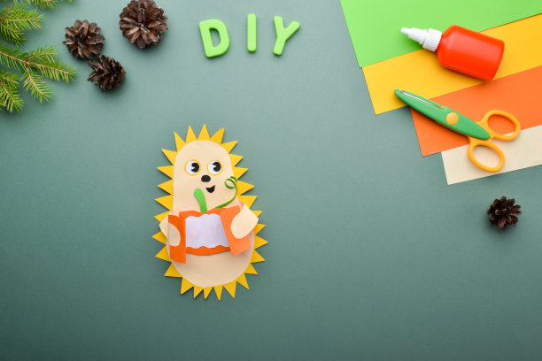 DIY与孩子刺猬与南瓜。万圣节贺卡。详细的一步一步的指示。Step The hedgehog with pumpkin已经准备好了。图片下载