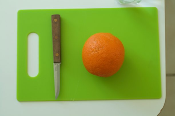 葡萄柚在绿板上图片下载