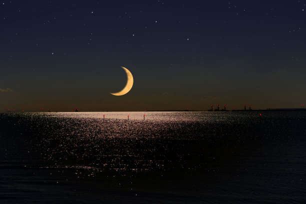 新月在东京湾地区升起。图片下载