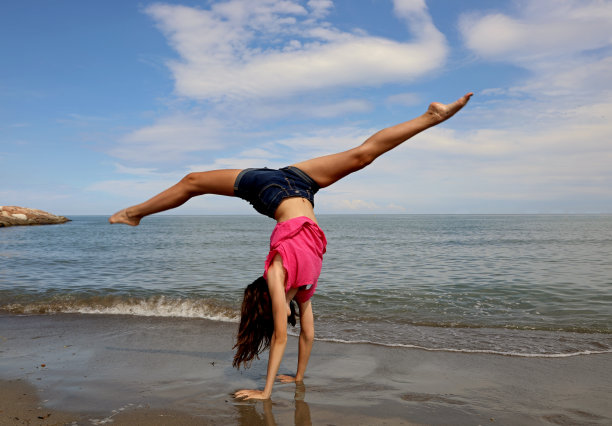 女孩们在海边表演高难度的艺术体操图片下载