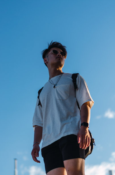 年轻英俊的中国男子在巴塞罗那港口和大海前的画像图片下载