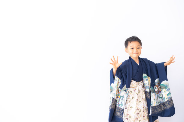 一个穿七尾山服装的男孩图片下载