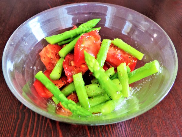 日本。7月。绿色芦笋和红色西红柿。沙拉。美丽和美味。图片下载