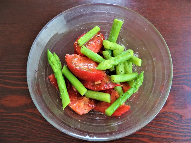 日本。7月。绿色芦笋和红色西红柿。沙拉。图片下载