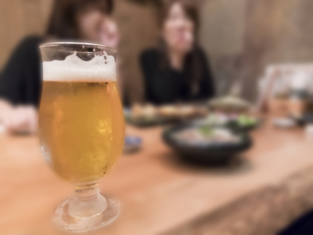 和女人边喝啤酒边吃饭图片下载