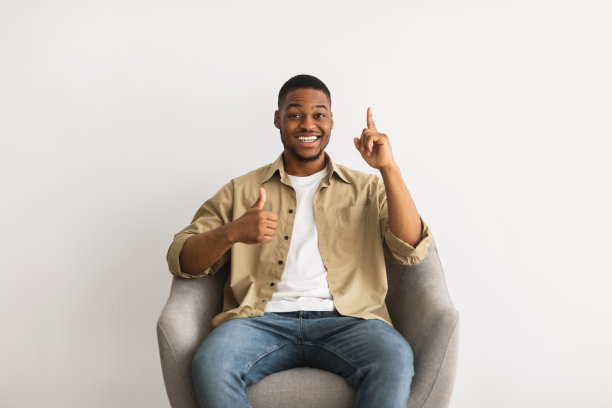 黑色男子竖起大拇指在灰色背景上竖起手指图片下载