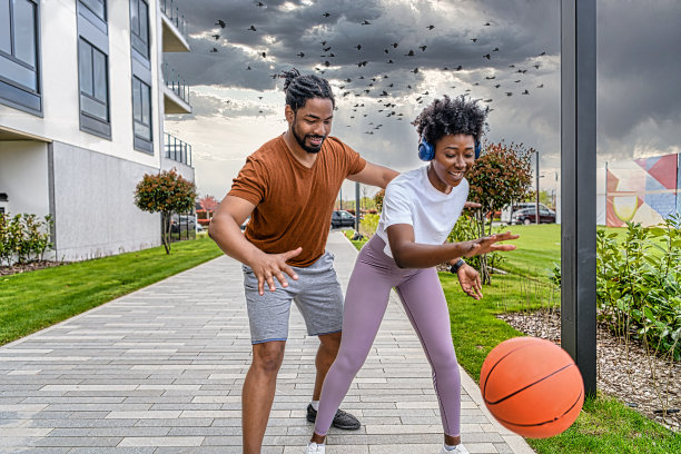 快乐的非洲裔美国家庭在街上打篮球。图片下载