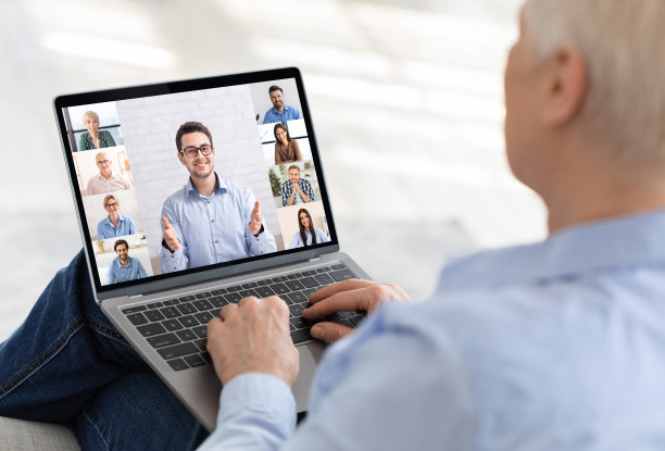 在线培训。妇女与一群人和老师进行网络会议图片下载