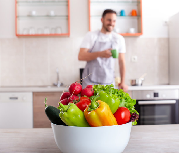 帅哥在厨房里做饭图片下载