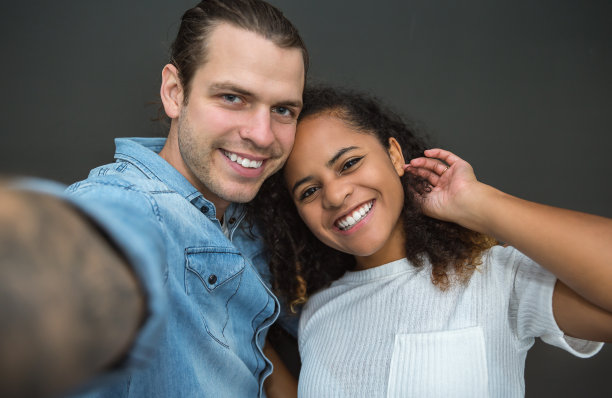 幸福夫妇用手机自拍的照片。微笑快乐的男人和女人网红博主。接近恋爱中快乐的人。生活方式科技理念图片下载