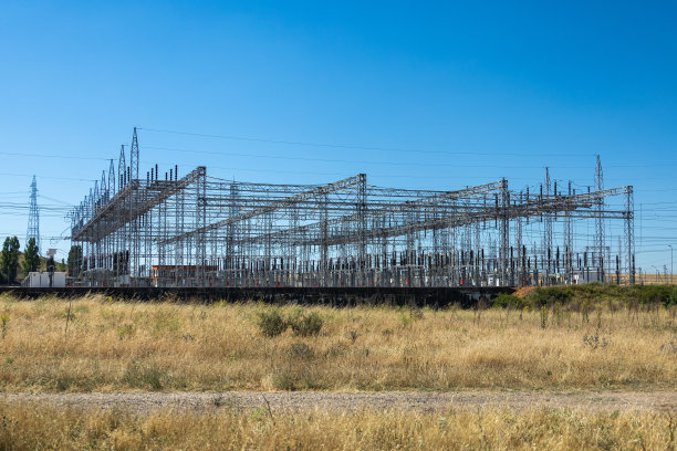 发电厂为位于城郊的城市提供电力作为安全概念产业图片下载