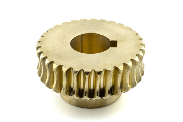 一个新的闪亮铜齿轮的微距照片，隔离在白色背景上，可见的安全缺口。图片下载