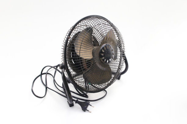 带电线的迷你风扇在桌上冷却。图片下载
